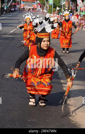 Giring Giring-Tanz aus dem Zentrum von kalimantan. Dieser Tanz bringt die Freude und Freude des Volkes von Dayak zum Ausdruck Stockfoto