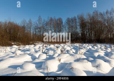 Große Schneewehen nach Schneefällen und Schneestürmen, die Wintersaison mit kaltem Wetter und vielen Niederschlägen in Form von Schnee Stockfoto