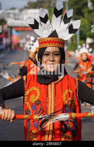 Giring Giring-Tanz aus dem Zentrum von kalimantan. Dieser Tanz bringt die Freude und Freude des Volkes von Dayak zum Ausdruck Stockfoto