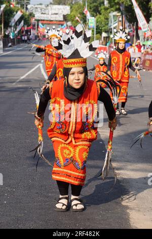 Giring Giring-Tanz aus dem Zentrum von kalimantan. Dieser Tanz bringt die Freude und Freude des Volkes von Dayak zum Ausdruck Stockfoto