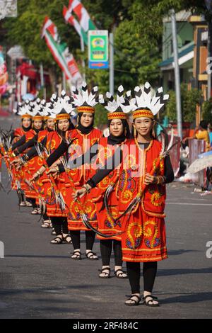 Giring Giring-Tanz aus dem Zentrum von kalimantan. Dieser Tanz bringt die Freude und Freude des Volkes von Dayak zum Ausdruck Stockfoto