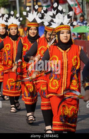 Giring Giring-Tanz aus dem Zentrum von kalimantan. Dieser Tanz bringt die Freude und Freude des Volkes von Dayak zum Ausdruck Stockfoto