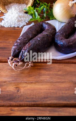 Reis und Zwiebelblutwurst. Typische Wurst aus Südspanien Stockfoto