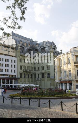 Blick auf das monumentale Hotel Bolshaya Moskowskaya, an der Deribasovskaya Straße 29 in Odesa, Ukraine, vom Platz auf der Rückseite aus gesehen Stockfoto