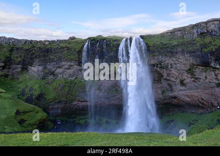 Island – der Wasserfall Seljalandsfoss in der Gemeinde Rangárþing eystra auf der Ringstraße zwischen Hvolsvöllur und Skógar Stockfoto
