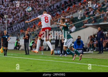 Patryk Kun in einem Duell mit Kamil Dankowski während des Spiels PKO BP Ekstraklasa 2023/24 zwischen Legia Warszawa und LKS Lodz bei Marshall Józef Piłsudski Stockfoto