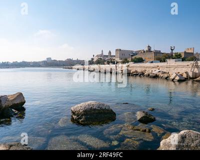 Uferpromenade der Lungomare Imperatore Augusto Straße in Bari, Italien an sonnigen Sommertagen Stockfoto