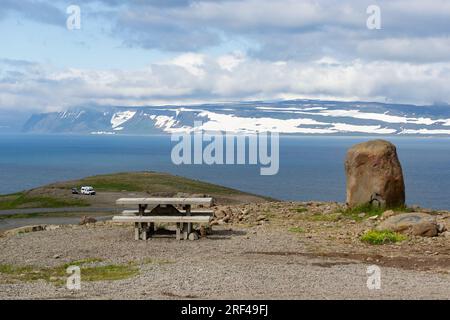 Holzbank auf einem Hügel zum Entspannen mit wunderschönem Ausblick in der Nähe der Stadt Sudavik in Island, Europa Stockfoto