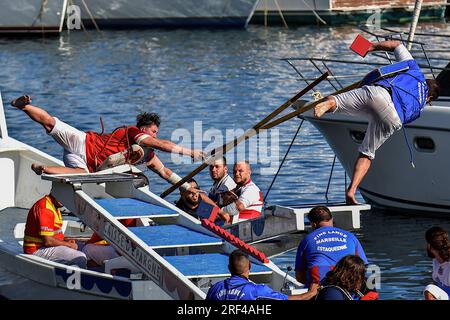 Marseille, Frankreich. 30. Juli 2023. Während der Provenzalturniere in Marseille treten die Jünger in ein Duell ein. (Foto: Gerard Bottino/SOPA Images/Sipa USA) Guthaben: SIPA USA/Alamy Live News Stockfoto