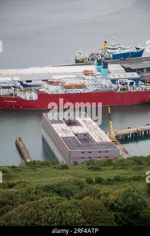 Am 18. Juli 2023 wurde das umstrittene Unterbringungsschiff Bibby Stockholm im Hafen von Portland festgemacht, um 500 Migranten und Asylbewerber unterzubringen. Dorset. Stockfoto