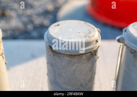 Betonprüfzylinder auf einer Baustelle Stockfoto