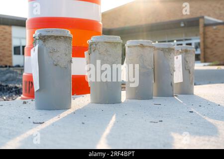 Betonprüfzylinder auf einer Baustelle Stockfoto