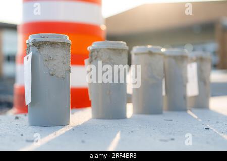 Betonprüfzylinder auf einer Baustelle Stockfoto