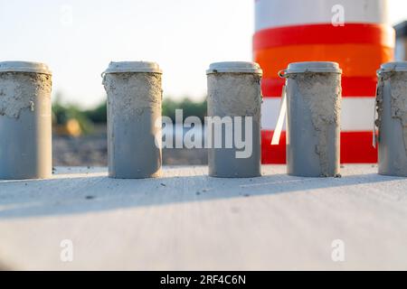 Betonprüfzylinder auf einer Baustelle Stockfoto