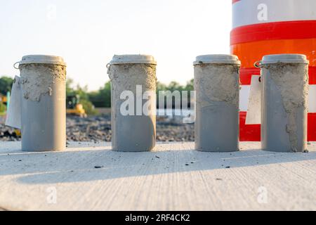 Betonprüfzylinder auf einer Baustelle Stockfoto