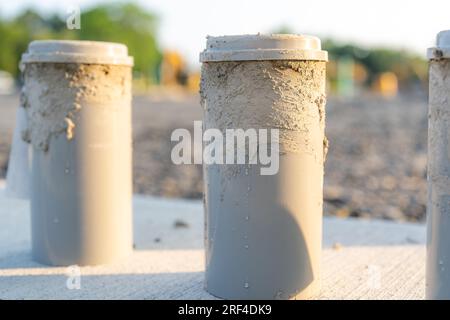 Betonprüfzylinder auf einer Baustelle Stockfoto