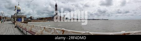 Blick auf den Blackpool Tower vom North Pier Stockfoto