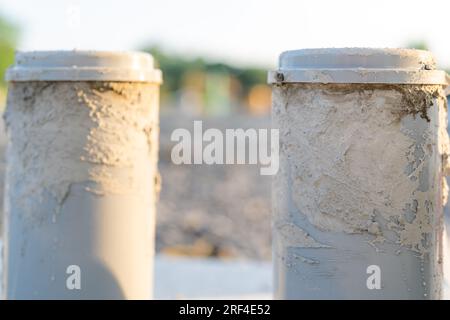 Betonprüfzylinder auf einer Baustelle Stockfoto