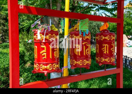 ELISTA, RUSSLAND - 04. JUNI 2023: Buddhistische Gebetstrommeln aus der Nähe. Elista, Kalmykia Stockfoto