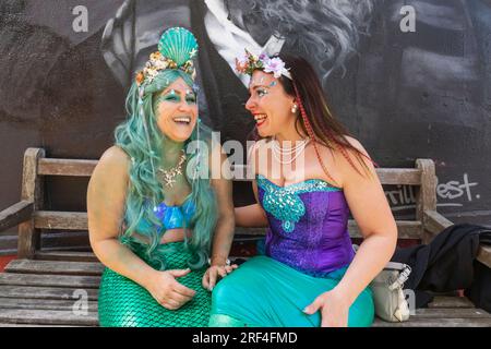 England, Kent, Margate, Margate Mermaid Festival alias Mergate, bunte Teilnehmer Stockfoto