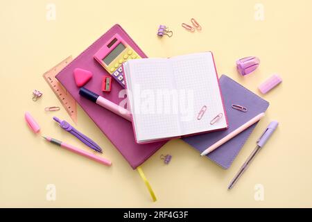 Verschiedene Schreibwaren und Notizbücher auf beigefarbenem Hintergrund Stockfoto