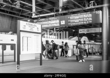 Takeo Onsen, Präfektur Saga, Japan. 11. März 2023. Passagiere, die zum neuen Hochgeschwindigkeitszug Nishi-Kyushu Shinkansen (è ¥¿ä¹å·žæ-°å¹¹ç·š) umsteigen, der Hochgeschwindigkeitszüge von Takeo-Onsen nach Nagasaki anbietet, die von der Eisenbahngesellschaft Kyushu (JR Kyushu JRä¹å·ž) betrieben werden.aufgrund von Einwänden der örtlichen Präfekturregierung Saga, Der Service verkehrt nicht direkt zum Bahnhof Hakata in Fukuoka und ist über einen langsameren Expresszug „Relay Kamome“ mit dem nationalen Shinkansen-Netz verbunden, der mit dem Zug „Kamome“ N700S fährt. Intercity-Passagiere müssen einen plattformübergreifenden Transfer in der Rura machen Stockfoto