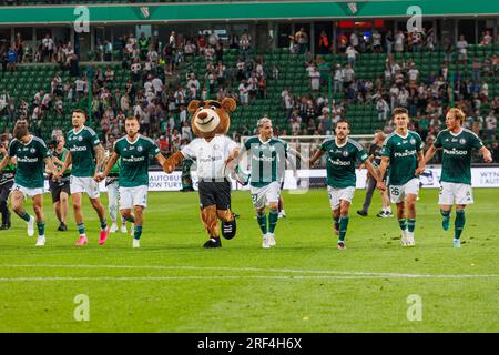 Die Spieler von Legia feiern nach dem Sieg beim PKO BP Ekstraklasa 2023/24 Spiel zwischen Legia Warszawa und LKS Lodz bei Marshall Józef Piłsudsk Stockfoto