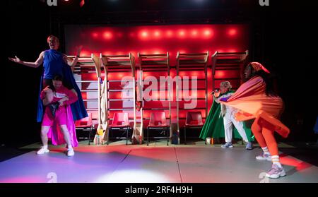 Edinburgh. Schottland. UK. 31. Juli 2023 Fotoaufzeichnung „geworfen“ als Teil des Edinburgh International Festivals im Traverse Theatre. Edinburgh. Produktion des National Theatre of Scotland. Geschrieben von Nat McCleary, Regie von Johnny McKnight. Nat McCleary, Schriftsteller, Schauspieler und Bewegungsspezialist aus Glasgow, kreiert zusammen mit Regisseur und Künstler Johnny McKnight ein einzigartiges schottisches Stück. Es wird im Rahmen des diesjährigen Edinburgh International Festival vom 3. Bis 27. August im Traverse Theatre aufgeführt. Fünf völlig verschiedene Frauen versammeln sich in den schlammigen Feldern des Highlan Stockfoto