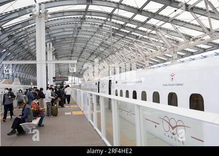 Nagasaki, Japan. 11. März 2023. Der neue Hochgeschwindigkeitszug Nishi-Kyushu Shinkansen (è ¥¿ä¹å·žæ-°å¹¹ç·š), der Hochgeschwindigkeitszüge von Takeo-Onsen nach Nagasaki anbietet und von der Eisenbahngesellschaft Kyushu (JR Kyushu JRä¹å·ž) betrieben wird. Aufgrund von Einwänden der örtlichen Präfekturregierung Saga verkehrt der Service nicht direkt zum Bahnhof Hakata in Fukuoka und ist über einen langsameren Expresszug „Relay Kamome“ mit dem nationalen Shinkansen-Netz verbunden, der mit dem Zug „Kamome“ N700S verbunden ist. Intercity-Passagiere müssen in der ländlichen Stadt Takeo-Onsen einen plattformübergreifenden Transfer machen, um ihre Reise fortzusetzen Stockfoto