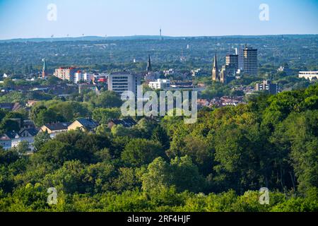 Blick vom Tippelsberg nach Nordosten, über Bochum, Wälder, Felder, im Hintergrund das Stadtzentrum von Herne, NRW, Deutschland, Stockfoto