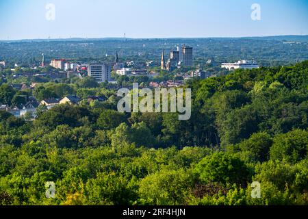 Blick vom Tippelsberg nach Nordosten, über Bochum, Wälder, Felder, im Hintergrund das Stadtzentrum von Herne, NRW, Deutschland, Stockfoto