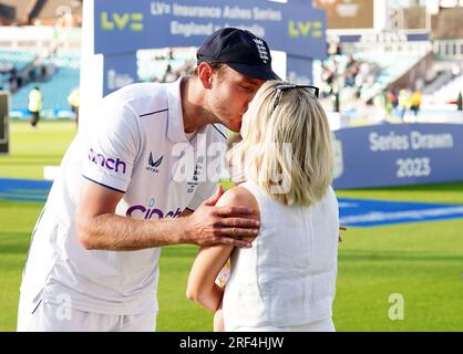 Der englische Spieler Stuart Broad und Partner Mollie King mit ihrer Tochter Annabella nach dem fünften Testspiel der LV= Insurance Ashes Series im Kia Oval, London. Foto: Montag, 31. Juli 2023. Stockfoto