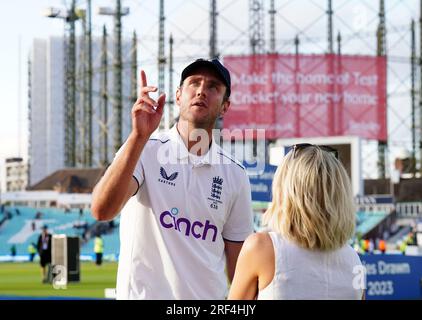 Der englische Spieler Stuart Broad und Partner Mollie King mit ihrer Tochter Annabella nach dem fünften Testspiel der LV= Insurance Ashes Series im Kia Oval, London. Foto: Montag, 31. Juli 2023. Stockfoto