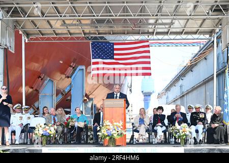 Bath, Usa. 29. Juli 2023. USA Marinesekretär Carlos Del Toro hält während der Taufe für die Arleigh-burke-Klasse-Guided-Missile Destroyers USS Harvey C. Barnum bei Bath Iron Works am 29. Juli 2023 in Bath, Maine, eine Rede. Barnum, ein Veteran Vietnams und Empfänger der Ehrenmedaille, war bis 2009 in Führungspositionen im Pentagon tätig. Kredit: MCC Shannon Renfroe/U.S Navy Photo/Alamy Live News Stockfoto