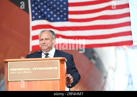 Bath, Usa. 29. Juli 2023. USA Marinesekretär Carlos Del Toro hält während der Taufe für die Arleigh-burke-Klasse-Guided-Missile Destroyers USS Harvey C. Barnum bei Bath Iron Works am 29. Juli 2023 in Bath, Maine, eine Rede. Barnum, ein Veteran Vietnams und Empfänger der Ehrenmedaille, war bis 2009 in Führungspositionen im Pentagon tätig. Kredit: MCC Shannon Renfroe/U.S Navy Photo/Alamy Live News Stockfoto