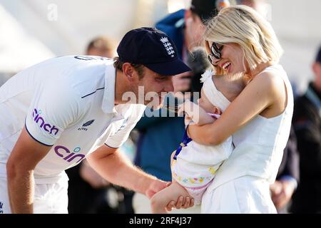 Der englische Spieler Stuart Broad und Partner Mollie King mit ihrer Tochter Annabella nach dem fünften Testspiel der LV= Insurance Ashes Series im Kia Oval, London. Foto: Montag, 31. Juli 2023. Stockfoto