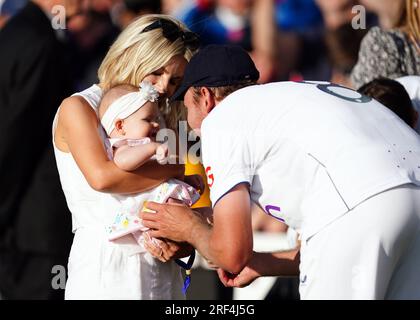 Der englische Spieler Stuart Broad und Partner Mollie King mit ihrer Tochter Annabella nach dem fünften Testspiel der LV= Insurance Ashes Series im Kia Oval, London. Foto: Montag, 31. Juli 2023. Stockfoto