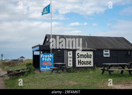 Traditionelles Fischrauchhaus am Strand in der touristischen Küstenstadt Aldeburgh an der Küste von Suffolk, England, Großbritannien Stockfoto