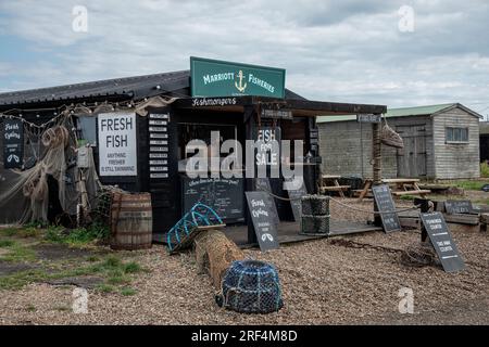 Traditionelle Fischer verkaufen jetzt frischen Fisch am Strand im Resort Aldburgh an der Küste von Suffolk, England, Großbritannien Stockfoto