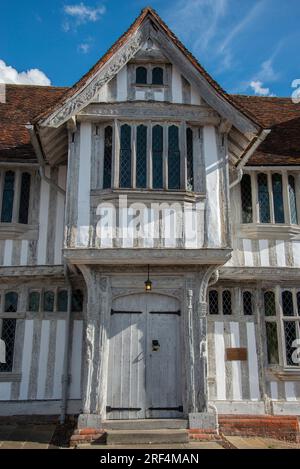 Haupteingang zu Lavenham Guildhall, einem herrlichen mittelalterlichen Gebäude mit Holzrahmen im Dorf Suffolk von Lavenham, Sudbury, Suffolk Stockfoto