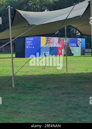 Walton on the Hill, Surrey, Großbritannien. 31. Juli 2023. Der Golfplatz Walton Heath bereitet sich darauf vor, die besten Golfweibchen der Welt nächste Woche bei den AIG Womens Open zu beherbergen, die vom Royal & Ancient Golf Club (R&A) von St. Andrews Picture Shows: Beschilderung im Fan Village Credit: Motofoto/Alamy Live News Stockfoto