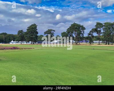 Walton on the Hill, Surrey, Großbritannien. 31. Juli 2023. Der Golfplatz Walton Heath bereitet sich darauf vor, die besten Golfweibchen der Welt nächste Woche bei den AIG Womens Open zu beherbergen, die vom Royal & Ancient Golf Club (R&A) von St. Andrews Picture Shows: Blick über die 18. Fairway in Richtung des großen Player- und Medienkomplexes und der 1.-Loch-Haupttribüne. Kredit: Motofoto/Alamy Live News Stockfoto