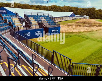 Walton on the Hill, Surrey, Großbritannien. 31. Juli 2023. Der Golfplatz Walton Heath bereitet sich darauf vor, die besten Golfweibchen der Welt nächste Woche bei den AIG Womens Open zu beherbergen, die vom Royal & Ancient Golf Club (R&A) von St. Andrews Picture Shows: Haupttribüne rund um den 1. Abschlag: Motofoto/Alamy Live News Stockfoto