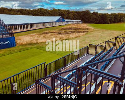 Walton on the Hill, Surrey, Großbritannien. 31. Juli 2023. Der Golfplatz Walton Heath bereitet sich darauf vor, die besten Golfweibchen der Welt nächste Woche bei den AIG Womens Open zu beherbergen, die vom Royal & Ancient Golf Club (R&A) von St. Andrews Picture Shows: Haupttribüne rund um den 1. Abschlag: Motofoto/Alamy Live News Stockfoto