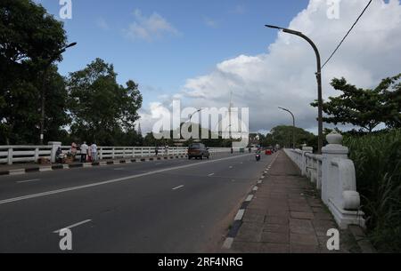 Kalutara, Sri Lanka - Juli 15. 2023 - Straßenansicht des Anfangs einer der Brücken, die über den Schwarzen Fluss gebaut wurden. Ansicht von Stockfoto