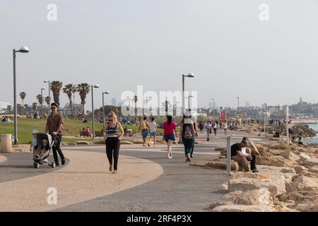 Tel Aviv - Jaffa, Israel: 23. April 2022. Die Leute laufen am Strand von Jaffa. Stockfoto