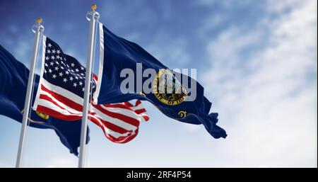 Die Flagge des Bundesstaates Idaho wackelt an klaren Tagen mit der Flagge der Vereinigten Staaten von Amerika. Rendern der 3D-Darstellung. Geriffelter Stoff. Auswählen Stockfoto