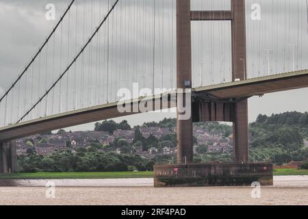 Die Humber Bridge (East Yorkshire) an einem düsteren windgepeitschten Tag mit Blick nach Süden in Richtung Barton-on-Humber. Die 12. größte Single-Span-Brücke der Welt. Stockfoto