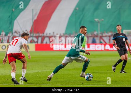 Ernest Muci in einem Duell mit Pirulo während des Spiels PKO BP Ekstraklasa 2023/24 zwischen Legia Warszawa und LKS Lodz in der Gemeinde Marshall Józef Piłsudski Stockfoto