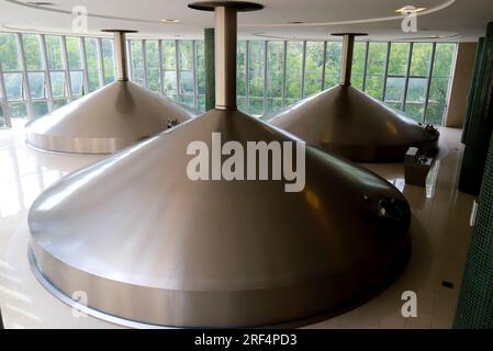 Kupferkessel in der Brauerei. Traditionelle Kupferbrennereien in der Bierbrauerei, Braukessel für Bier, Pilsen, Tschechische Republik Stockfoto